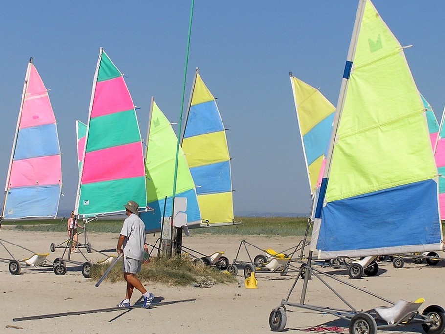 A Hirel, dans la baie du Mt St-Michel, une des écoles de chars à voile.
