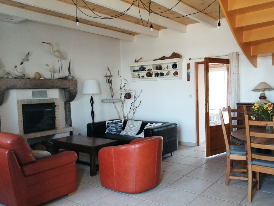 Espace salon avec accès véranda et jardin