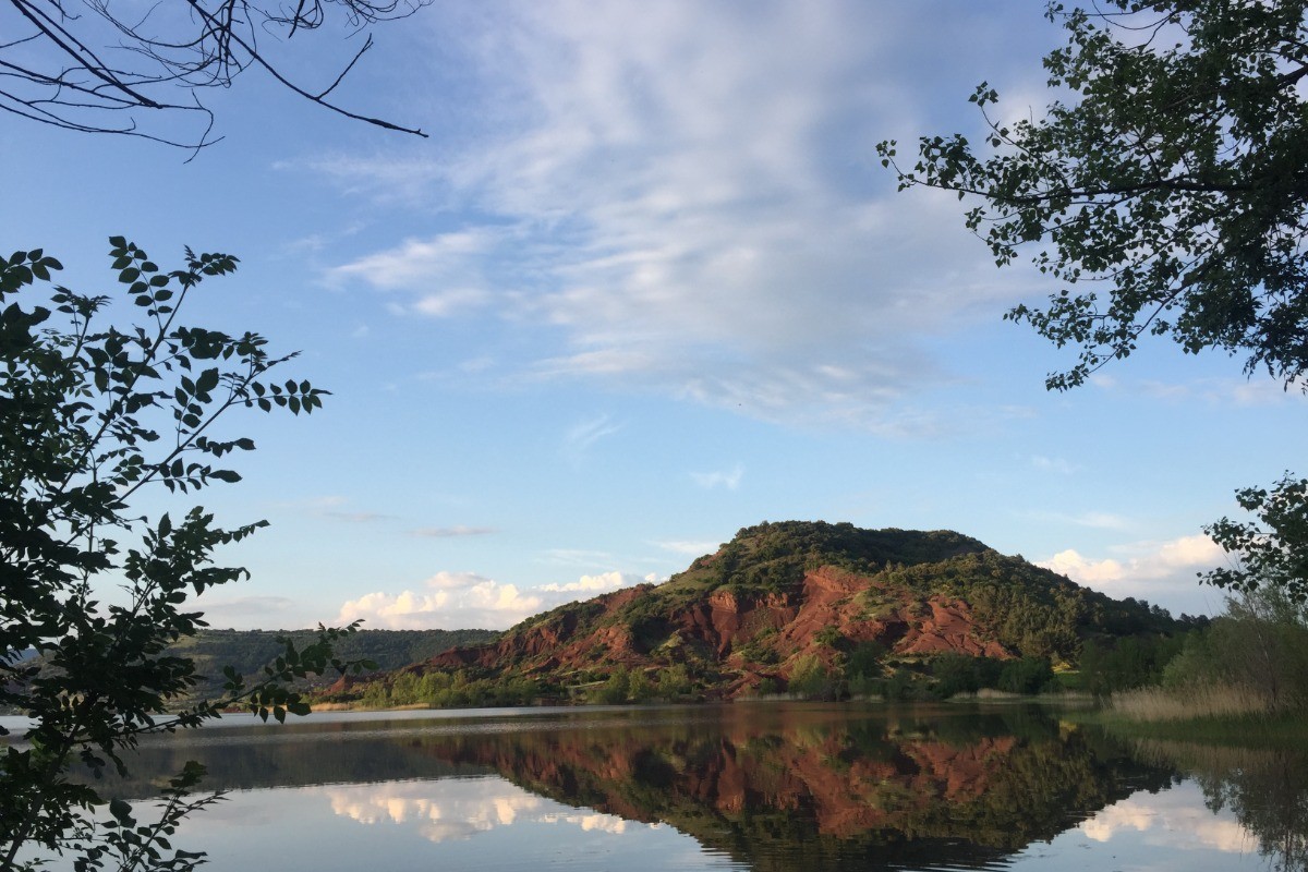 Le superbe lac du Salagou, à 40min de la Villa _ Villa Nature au Soleil