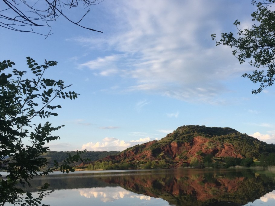 Le superbe lac du Salagou, à 40min de la Villa _ Villa Nature au Soleil