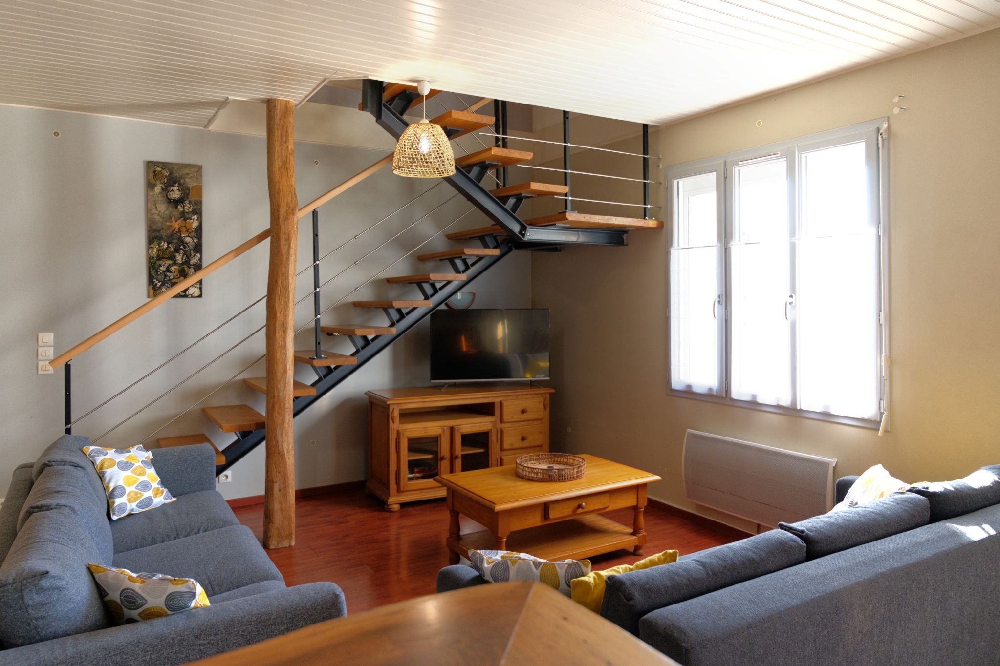 Salon avec escalier qui accède aux 3 chambres