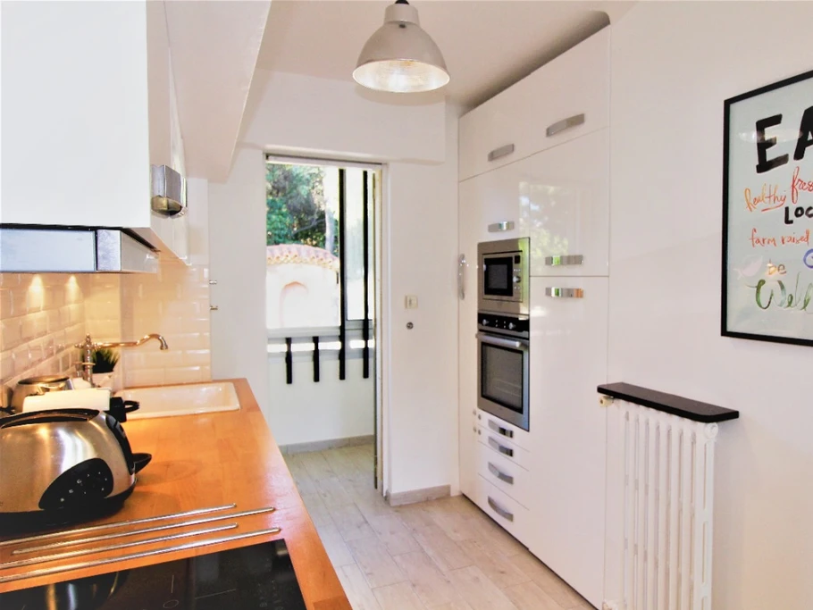 La cuisine équipée.