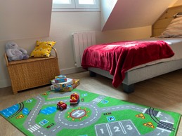 Chambre enfants avec deux lits 90x190. Livres, jeux et jouets enfants fournis