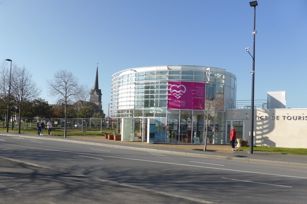 office de tourisme et clocher de l'église