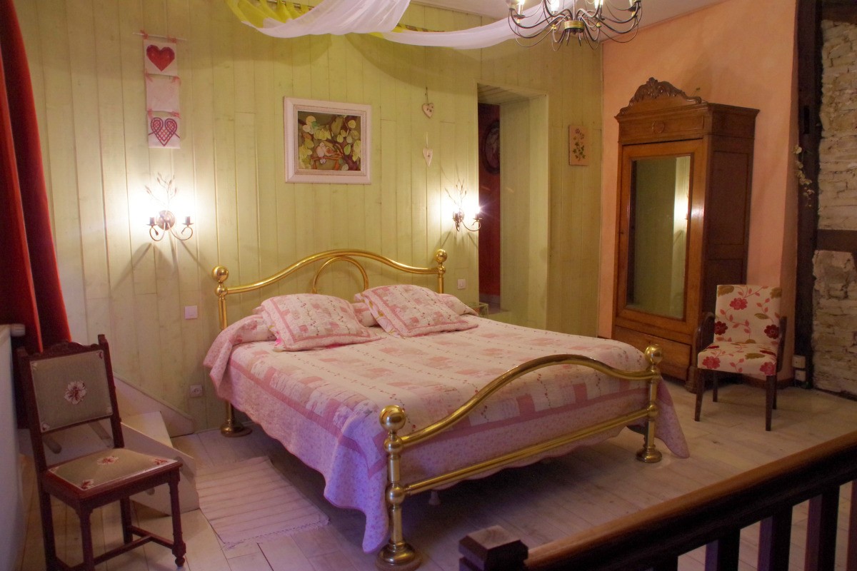 La Suite de l'évêque est une grande chambre en mezzanine équipée de deux grands lits, toilettes et salle de bain. Avec télévision grand écran et wifi gratuit.