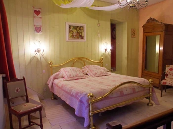 La Suite de l'évêque est une grande chambre en mezzanine équipée de deux grands lits, toilettes et salle de bain. Avec télévision grand écran et wifi gratuit.