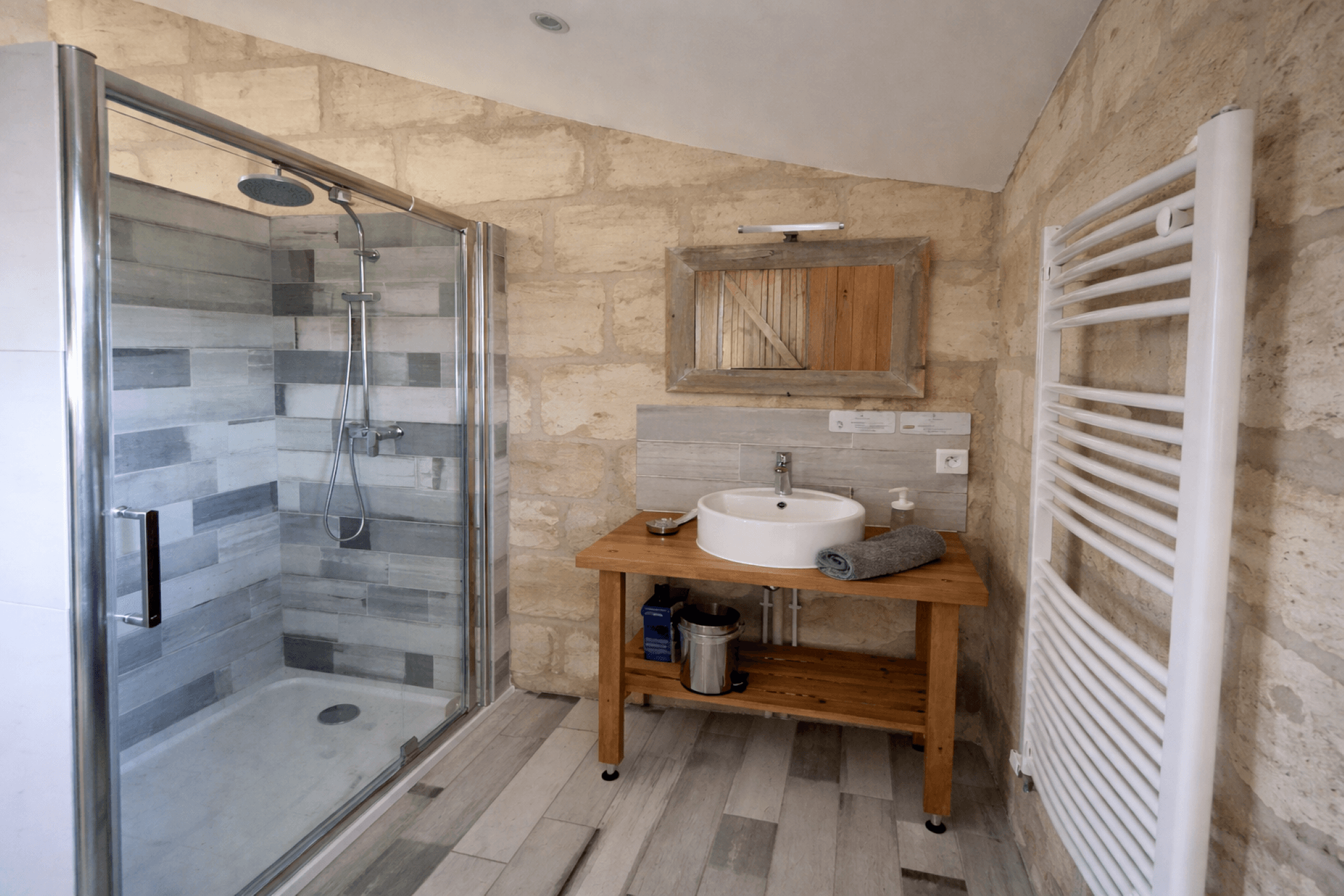 espace douche et lavabo
