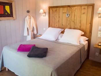 Lit King Size La Cabane Mélèze Le Lion d'Or Mauzac et Grand Castang 24150 Dordogne Clévacances