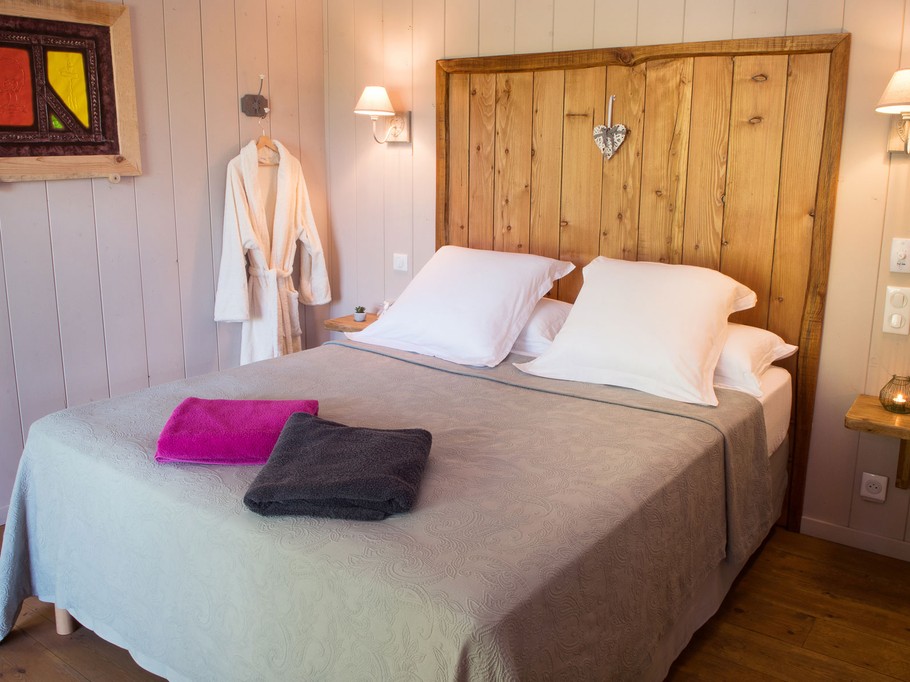Lit King Size La Cabane Mélèze Le Lion d'Or Mauzac et Grand Castang 24150 Dordogne Clévacances