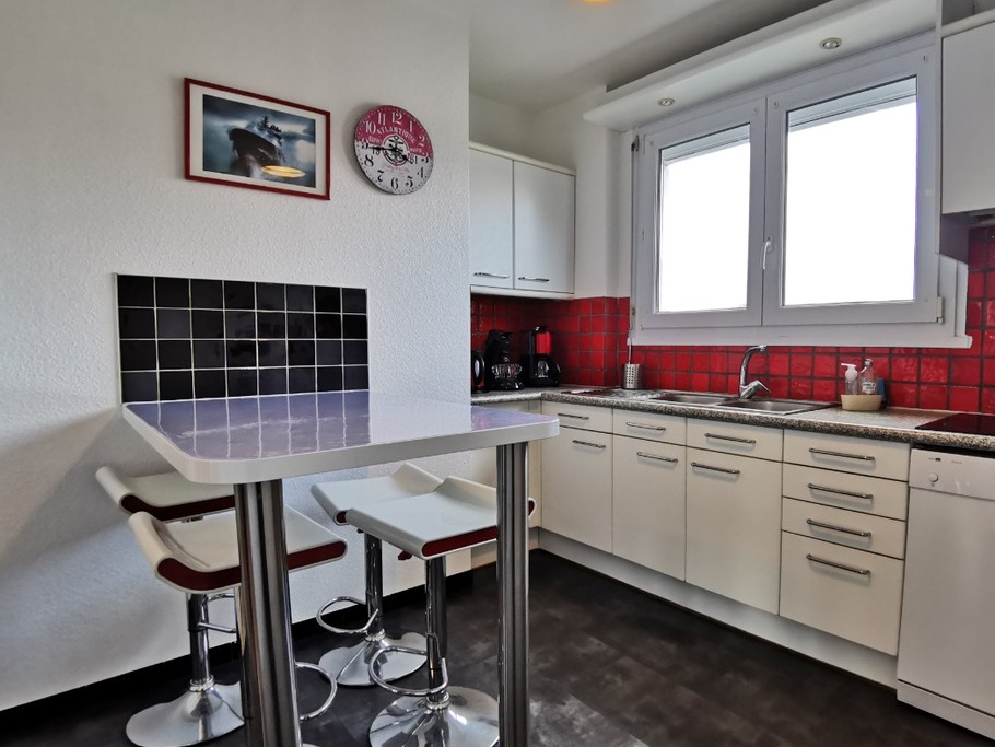 Cuisine indépendante équipée (lave vaisselle - plaque 4 feux - four micro onde - four traditionnel)