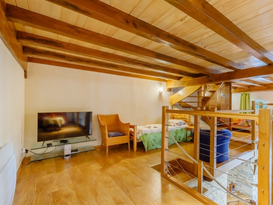 MEZZANINE TELEVISION