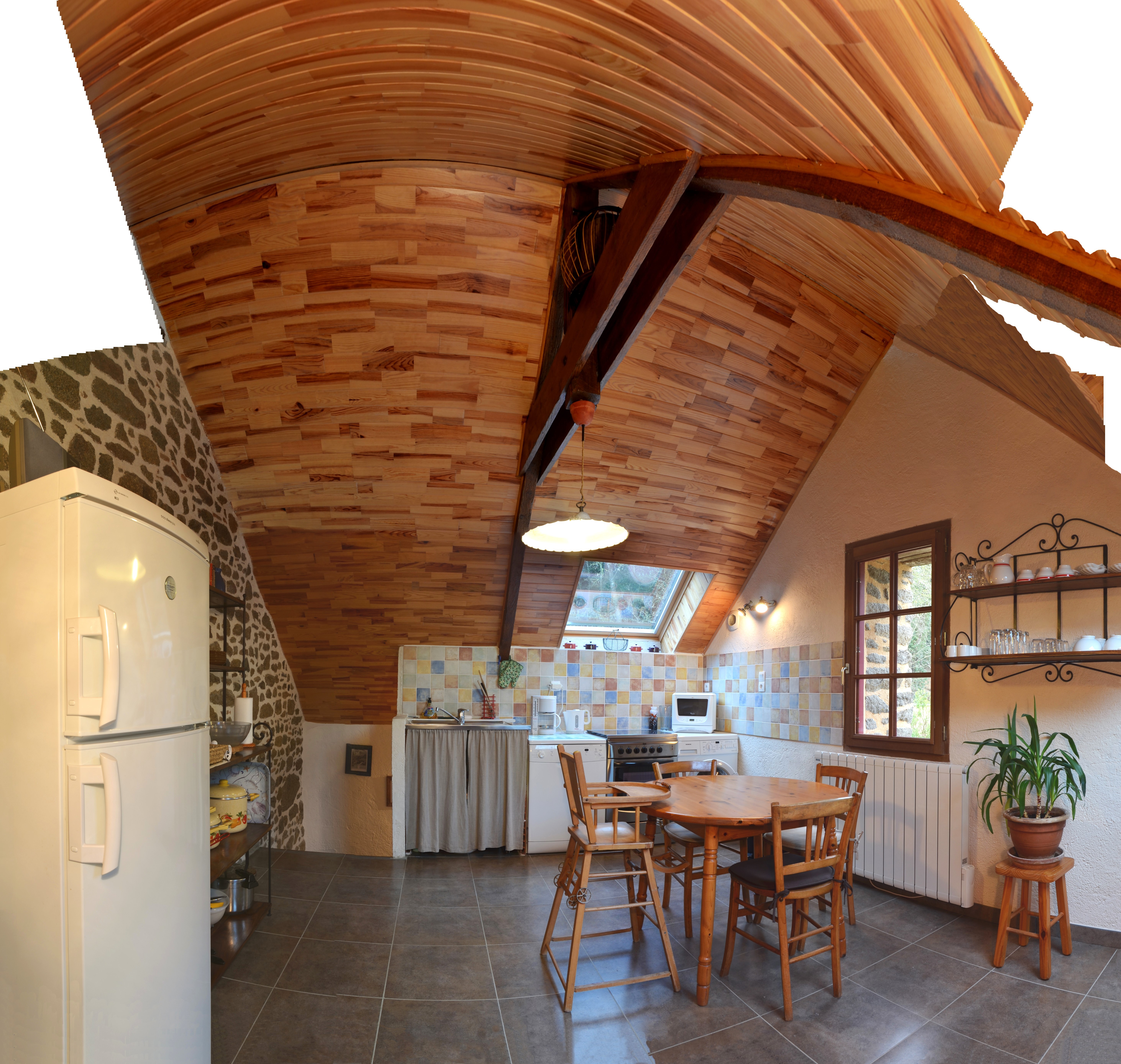 Pièce de vie avec avec une grande hauteurs sous plafond (cuisine, séjour, salon)