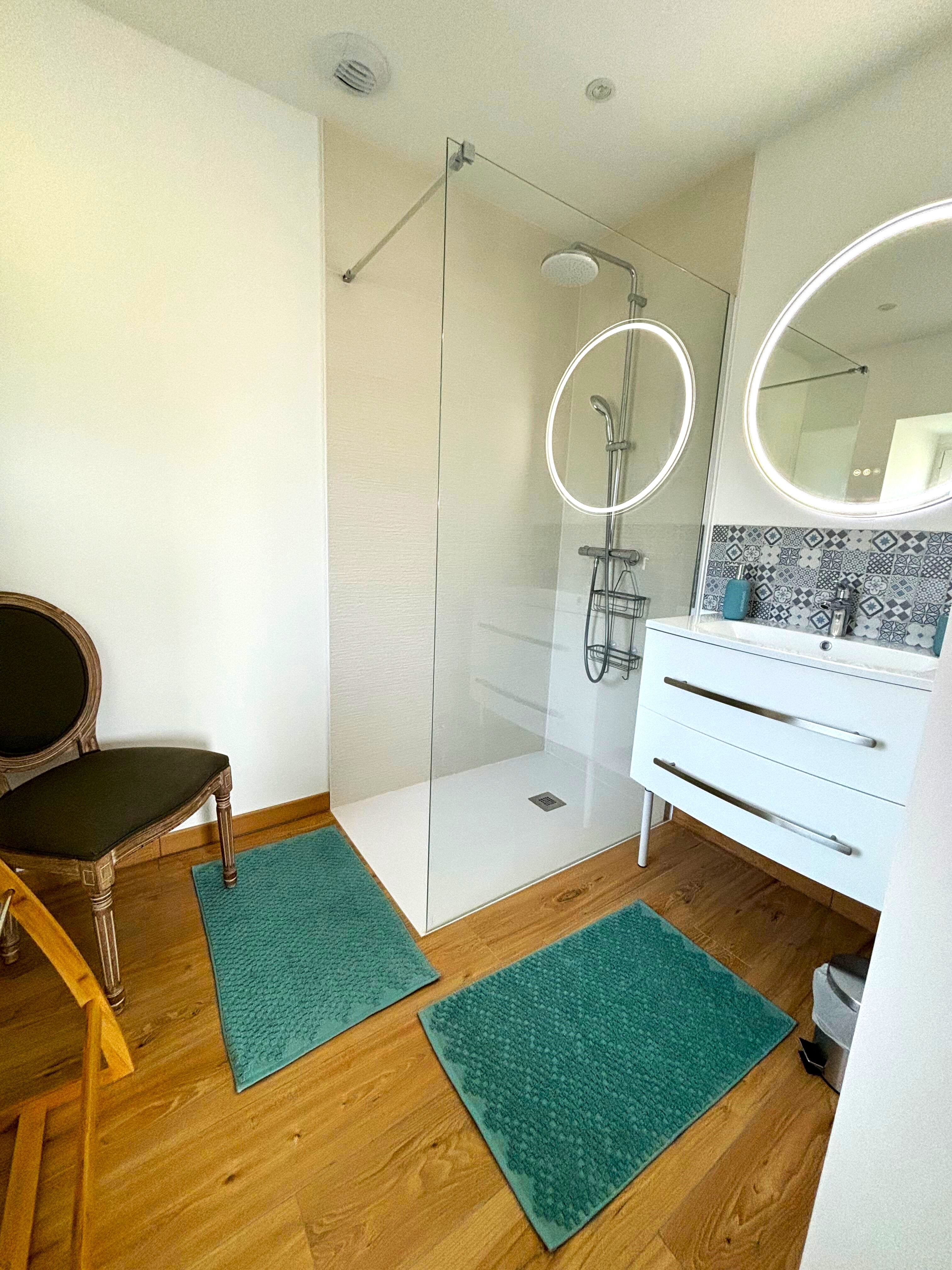 Chambre 1 au RDC de plain pied avec lit 160 cm et rangements. Salle d'eau communicante. WC séparé.