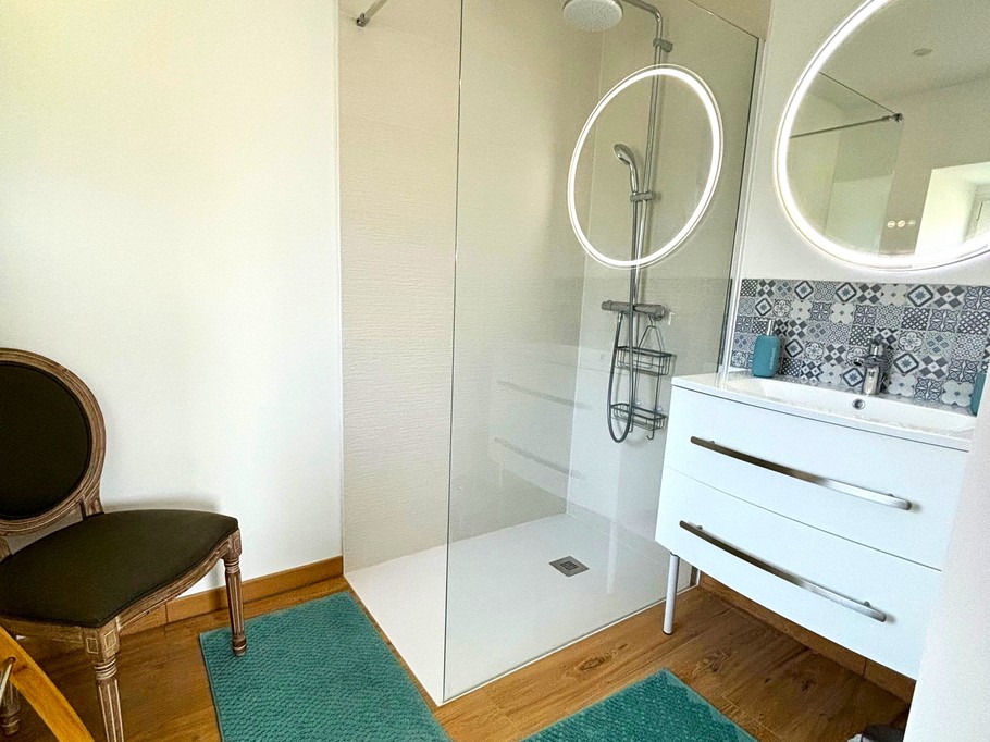 Chambre 1 au RDC de plain pied avec lit 160 cm et rangements. Salle d'eau communicante. WC séparé.