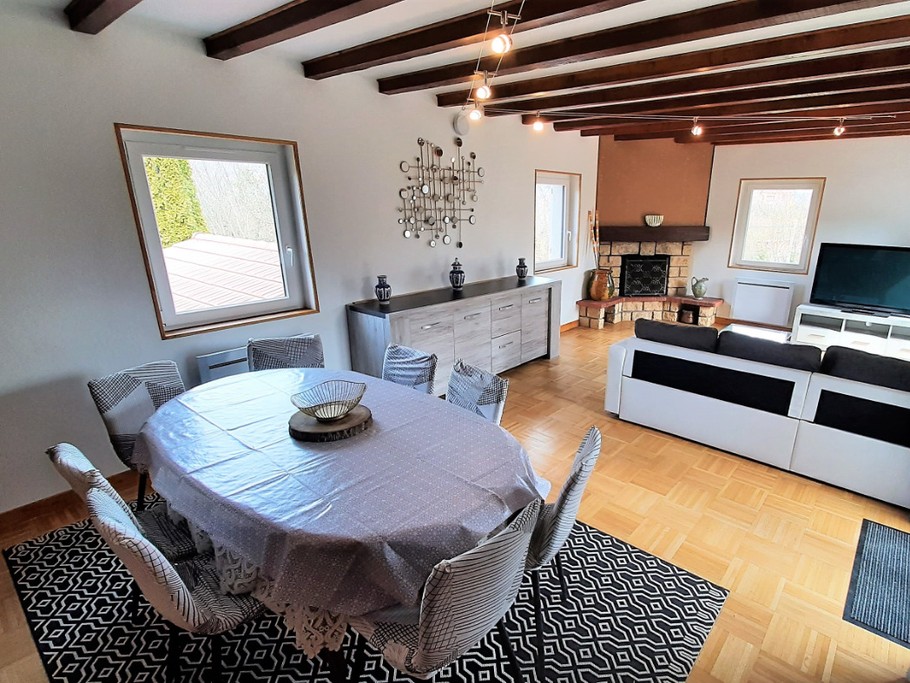 1er niveau - Séjour-salon-salle à manger avec accès direct sur le balcon.