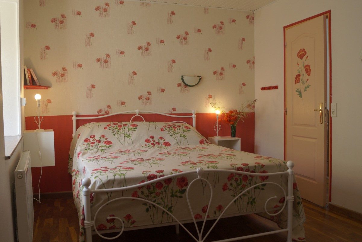 chambre rouge 2 pers lit en 160cm