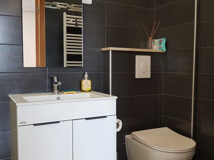 Salle d'eau avec douche grande dimension et WC.
Crédits photos : Clévacances 35