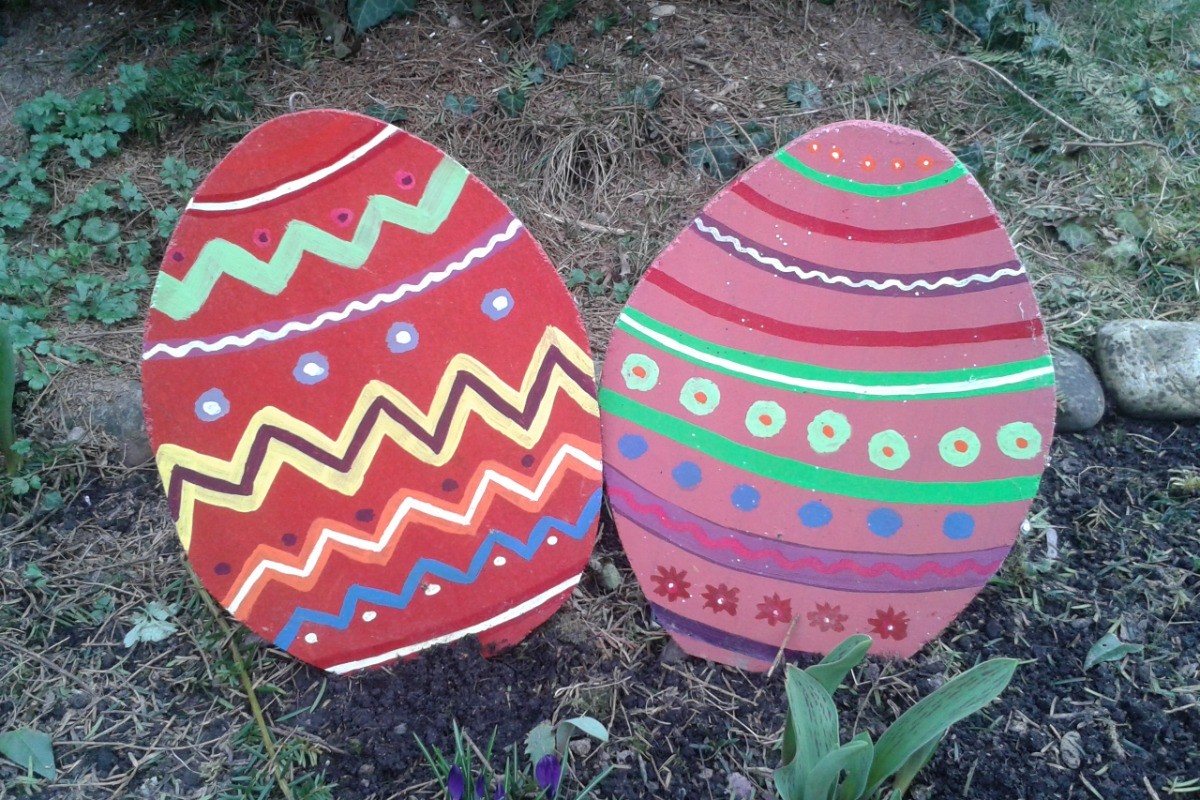 Décor de Pâques dans le jardin