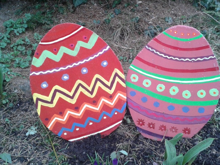 Décor de Pâques dans le jardin