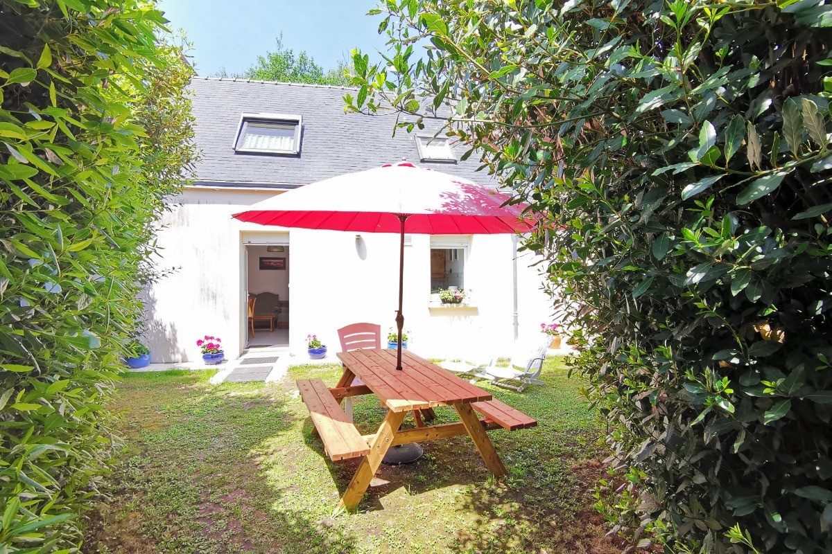 Agréable jardin pour 2 pers avec salon de jardin, parasol