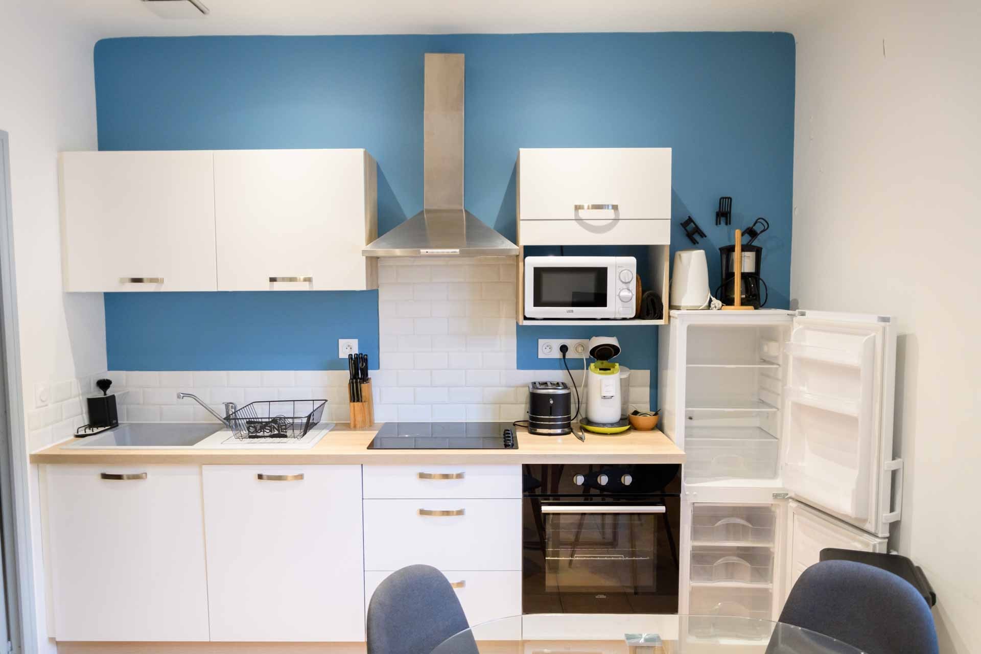 Cuisine moderne avec tout le nécessaire pour votre confort, location à Lamalou les Bains