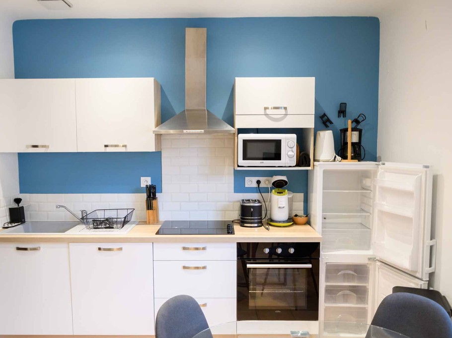 Cuisine moderne avec tout le nécessaire pour votre confort, location à Lamalou les Bains