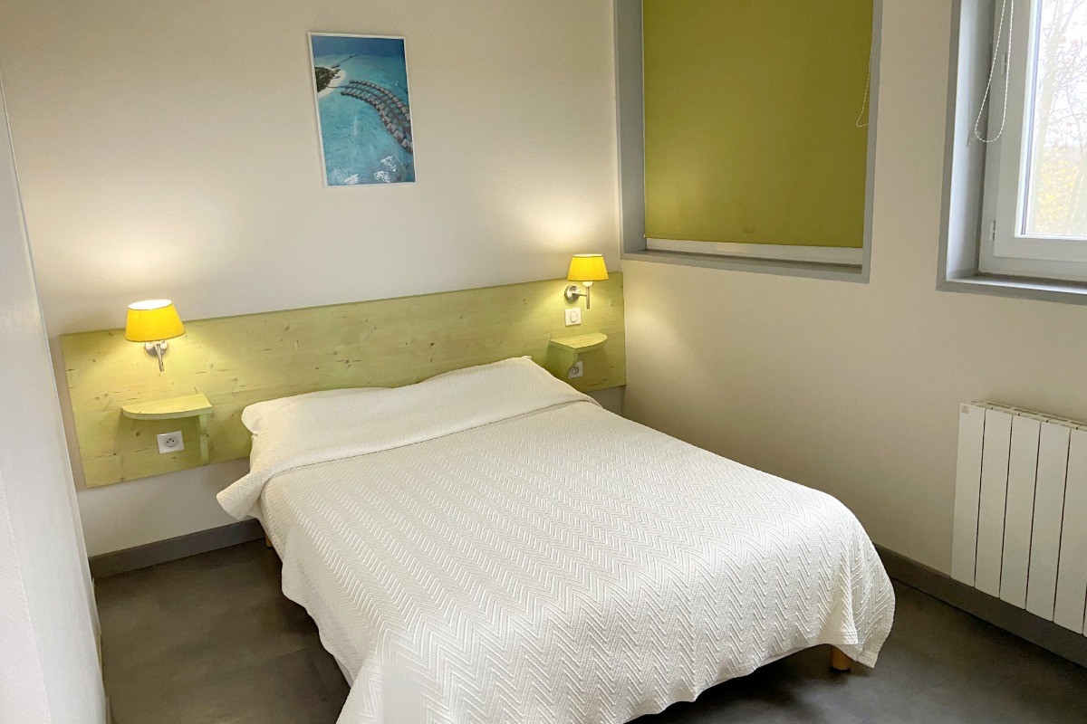 Chambre 1 : lit en 140