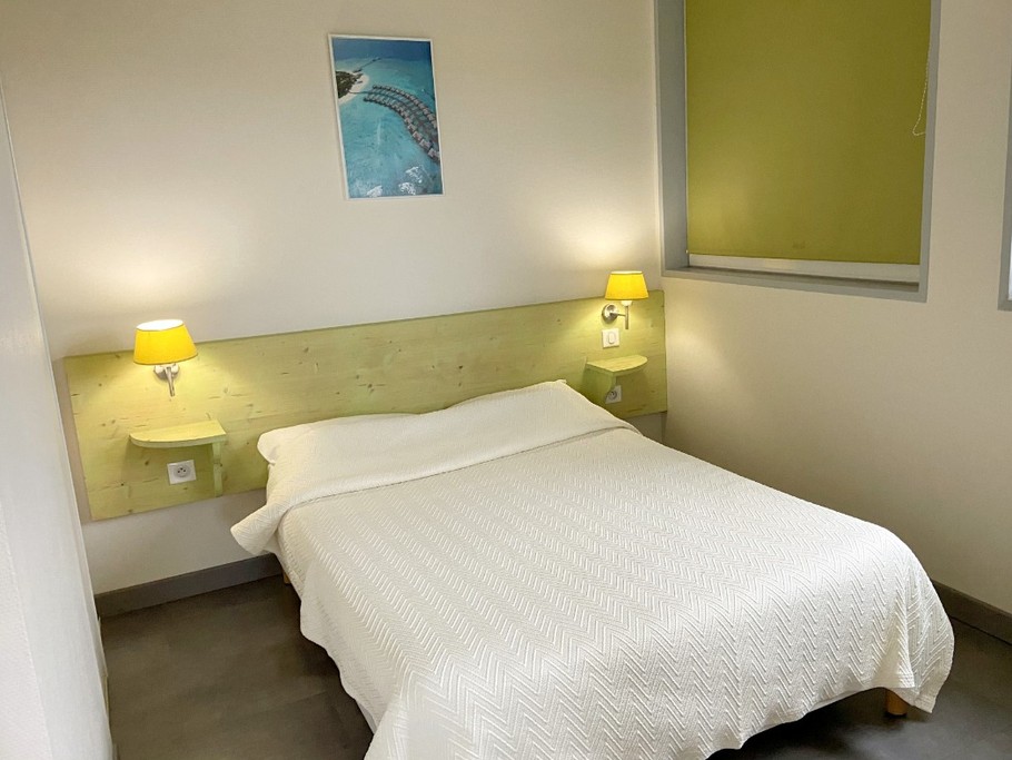 Chambre 1 : lit en 140