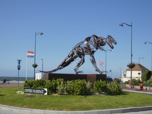 le dinosaure de villers sur mer en acier a 150 m de notre location