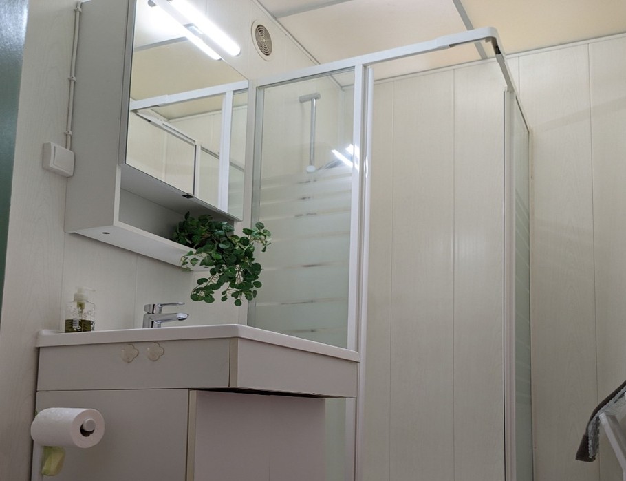 Salle d'eau avec WC dans la chambre