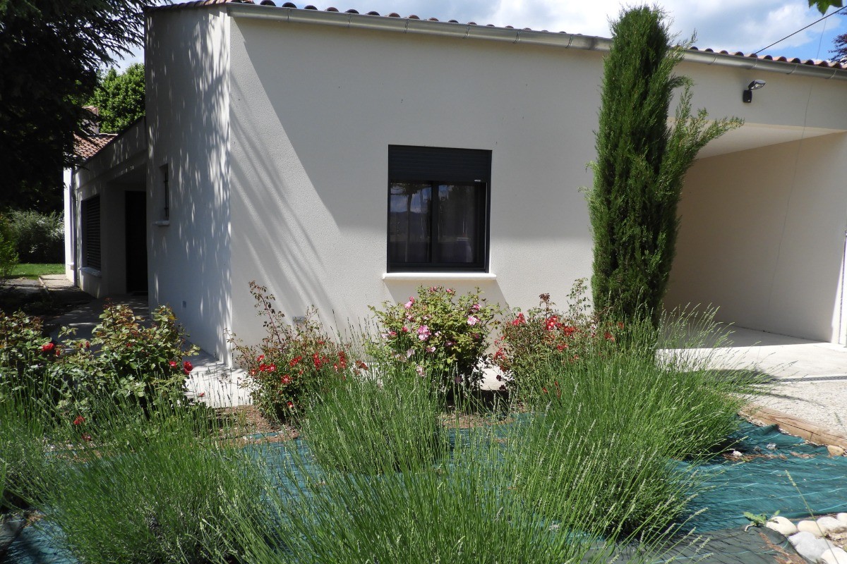 Jardin privatif coté entrée