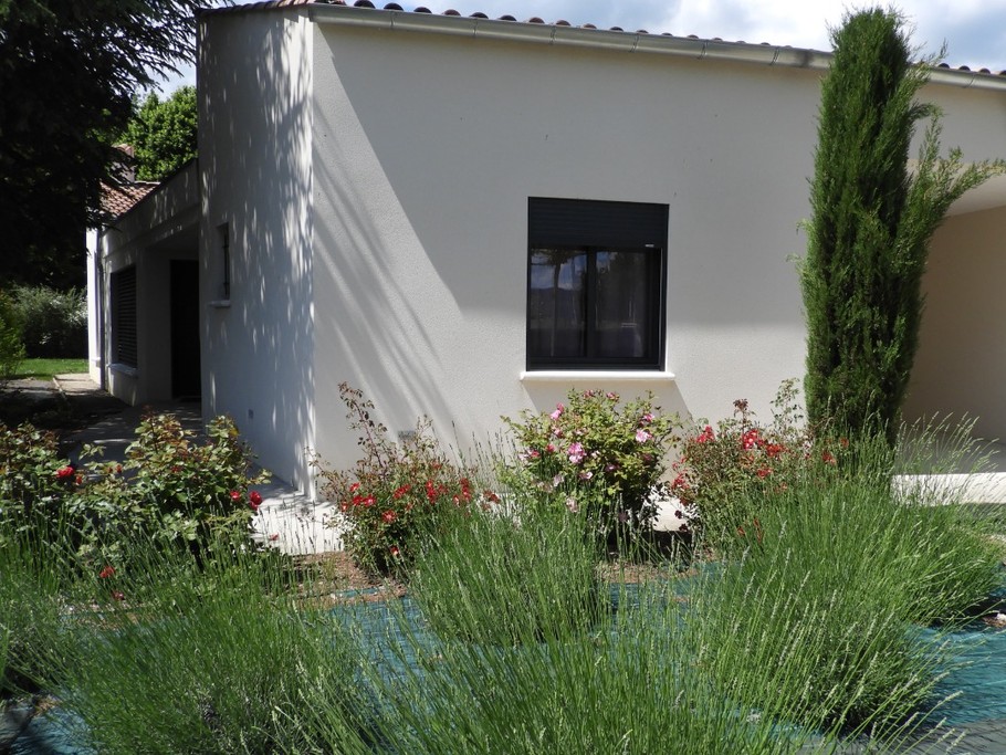 Jardin privatif coté entrée