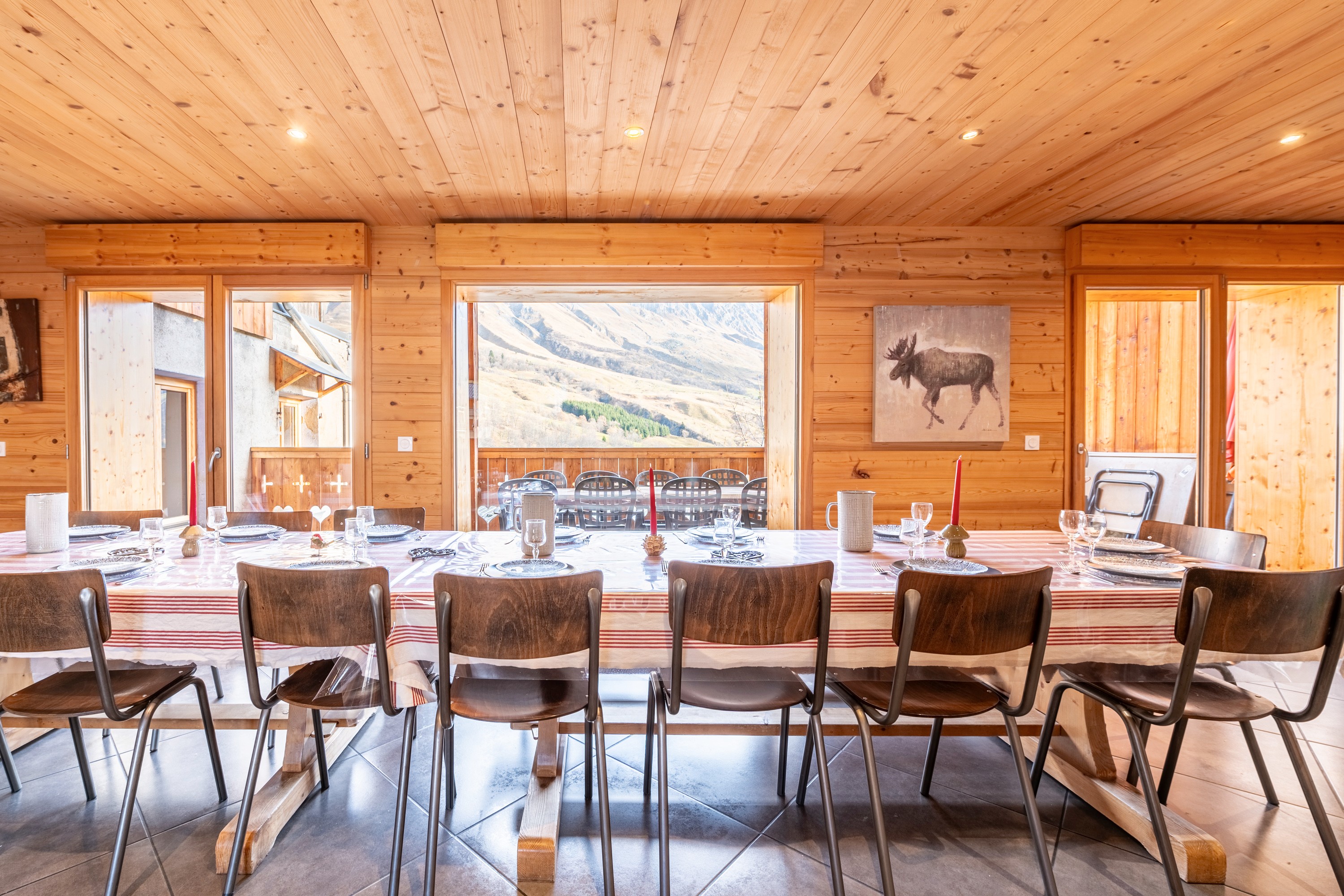 Salle à manger, vue sur les montagnes