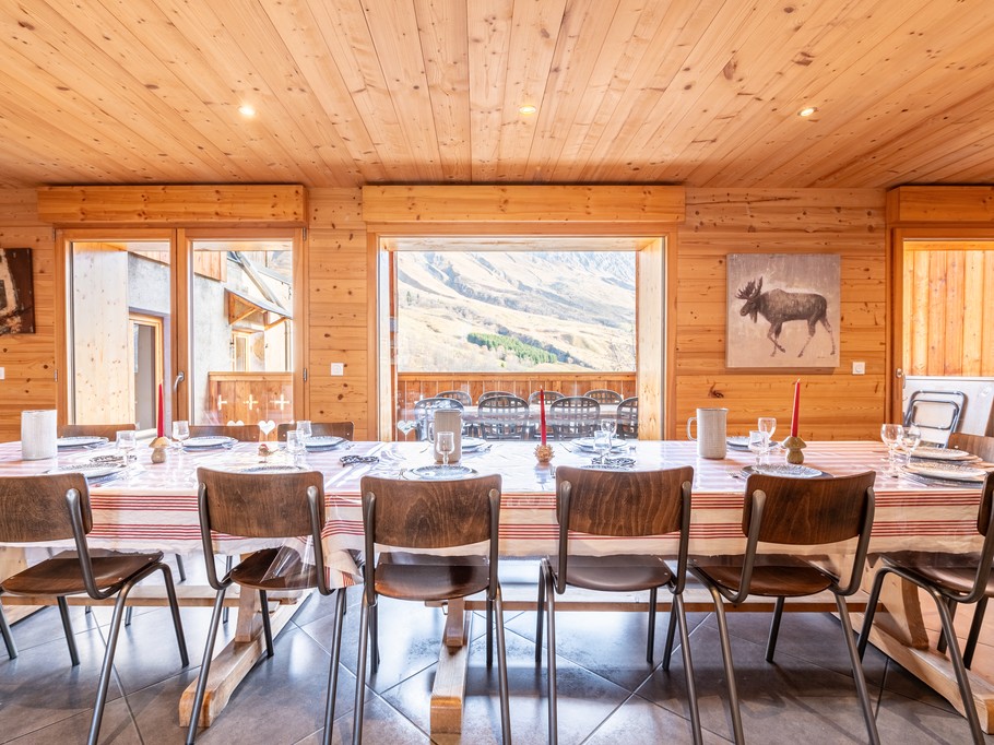Salle à manger, vue sur les montagnes