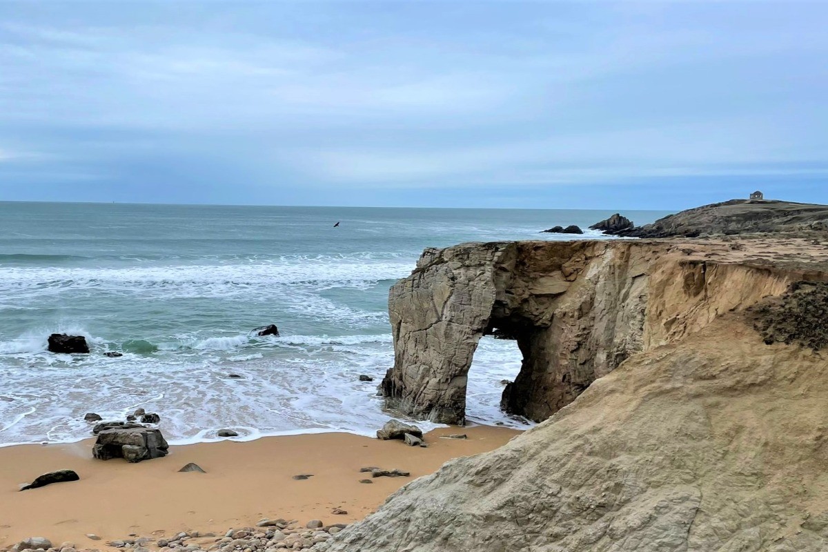 Arche de Port Blanc, côte sauvage