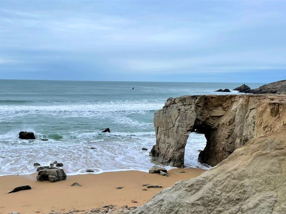 Arche de Port Blanc, côte sauvage