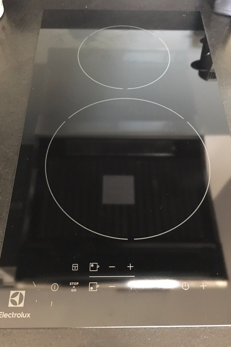 détail  : plaque de cuisson induction et plan cuisine en granit