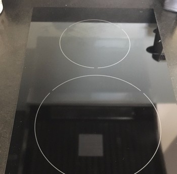 détail  : plaque de cuisson induction et plan cuisine en granit