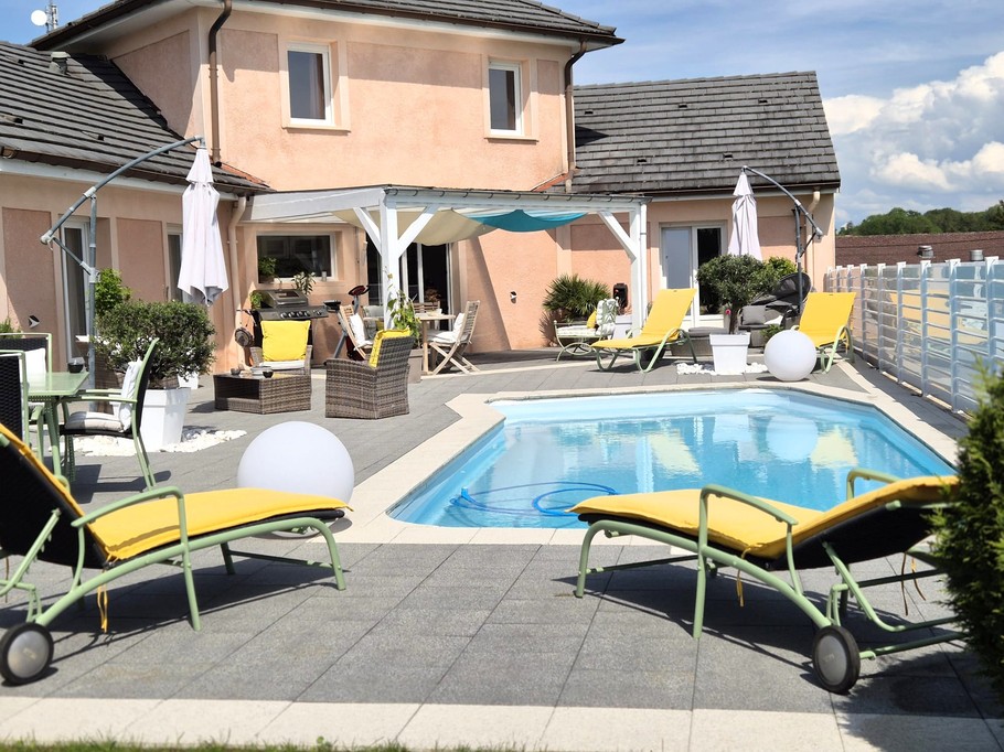 Chambre d’hôtes de charme avec piscine, terrasse et vue sur les prairies