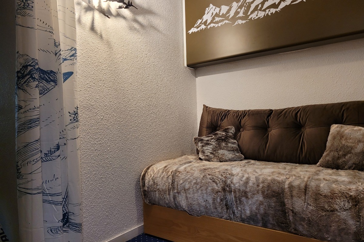 Téléphérique du Bonheur, le coin chambre - TV - bureau dans l'entrée avec canapé lit 80*190 et lit gigogne + lit superposé 80*190