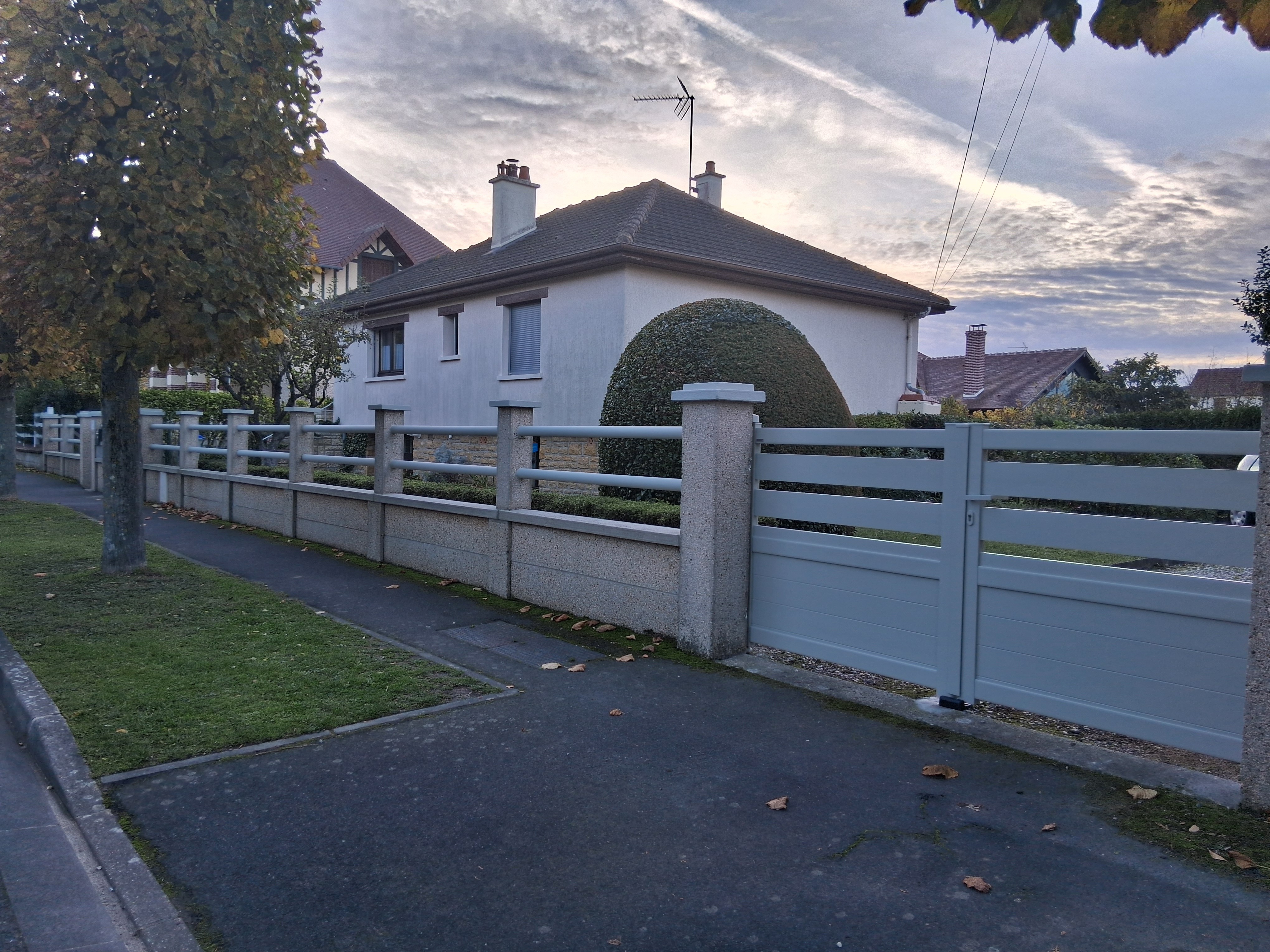 maison vue de l'avenue