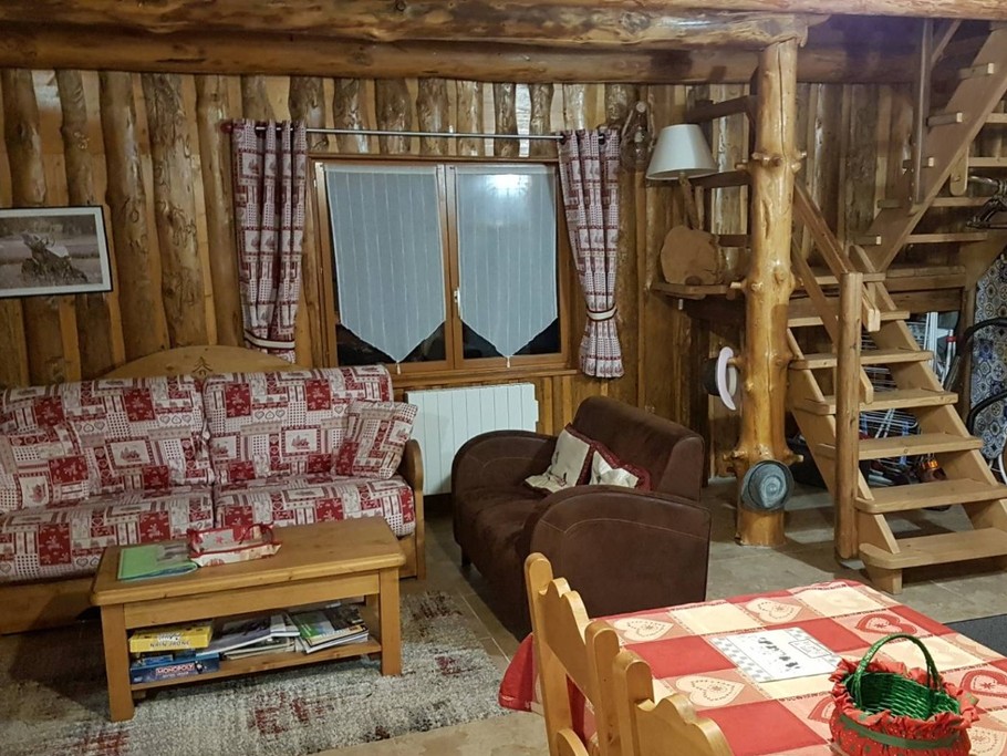 salon avec escalier pour les chambres