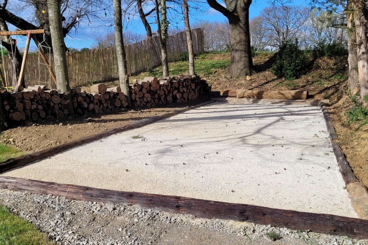 Balançoire et terrain de pétanque à l'ombre