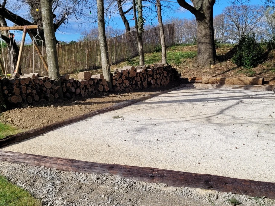 Balançoire et terrain de pétanque à l'ombre