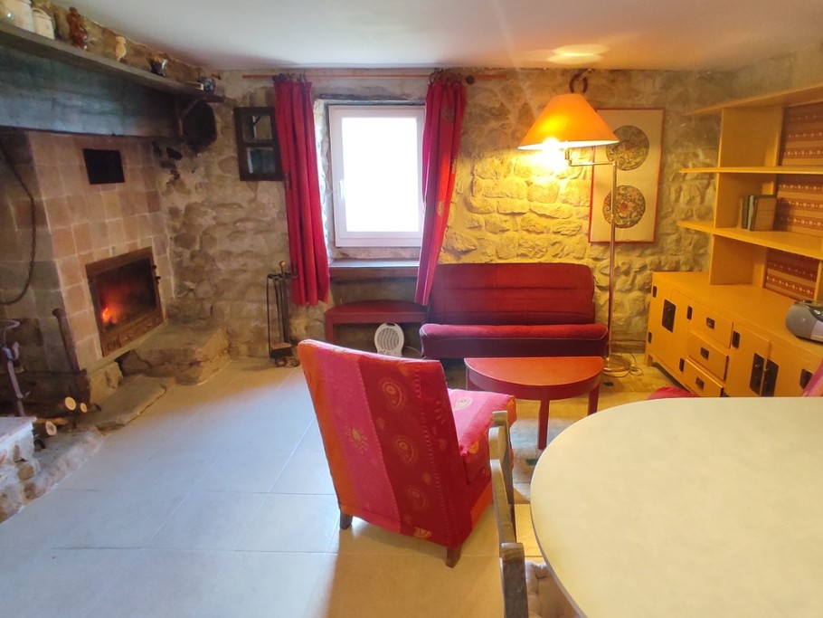 La Treille - location de vacances à la campagne pour 2 personnes - coin salon avec cheminé