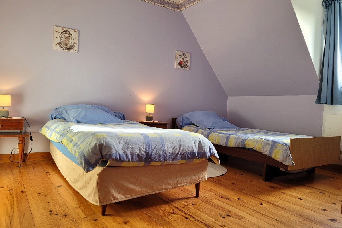 Le Coz, location, Pointe de la Tour, Plouha, Clévacances, l'une des deux chambres de l'étage avec 2 lits simples