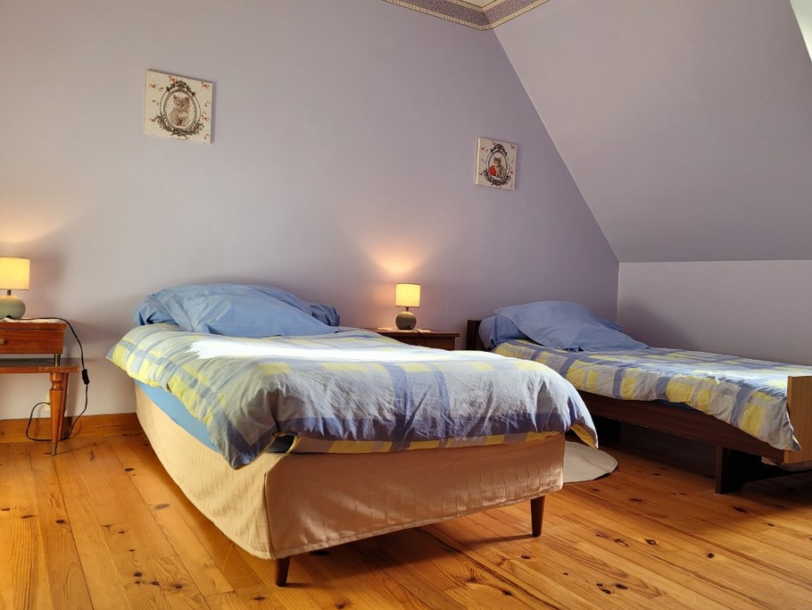 Le Coz, location, Pointe de la Tour, Plouha, Clévacances, l'une des deux chambres de l'étage avec 2 lits simples