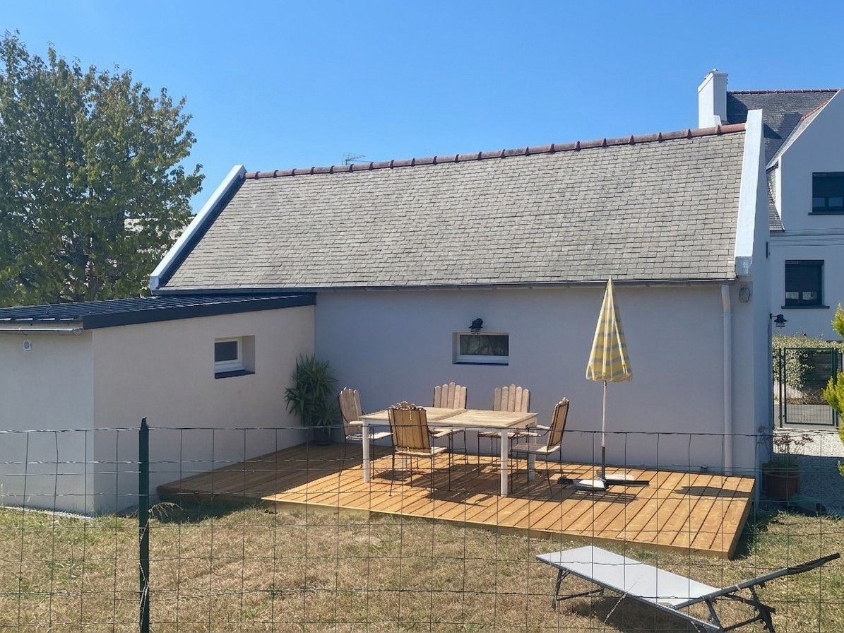 Arrière de la maison avec terrasse et jardin clos