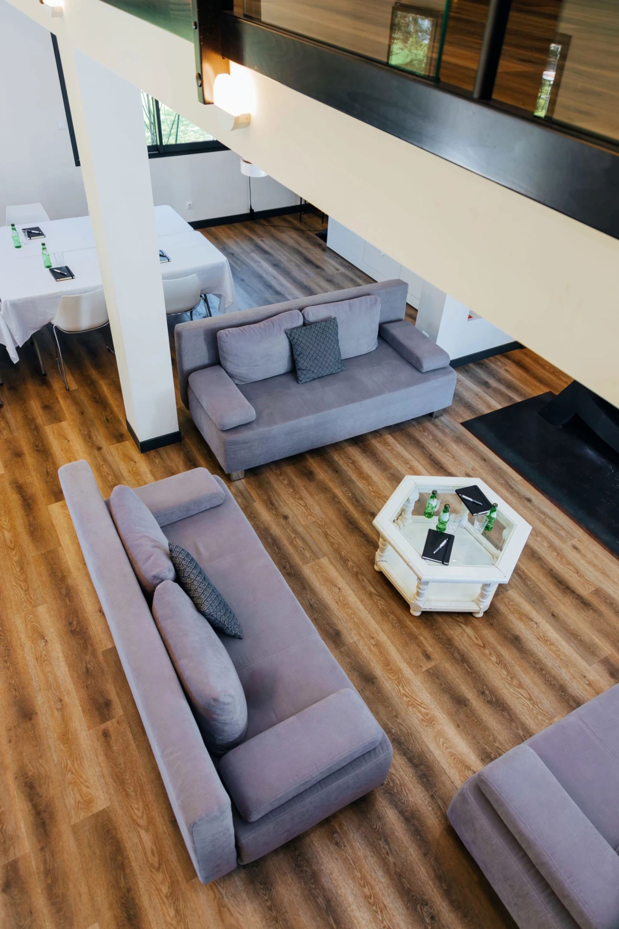 Vu de la mezzanine sur le salon - séjour de La Villa des Eaux Douces, en Charente