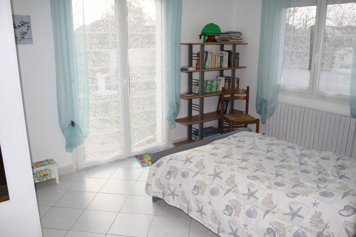 Chambre 1 avec bibliothèque